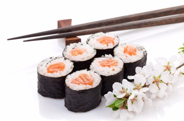 Jak se dělá sushi s lososem?