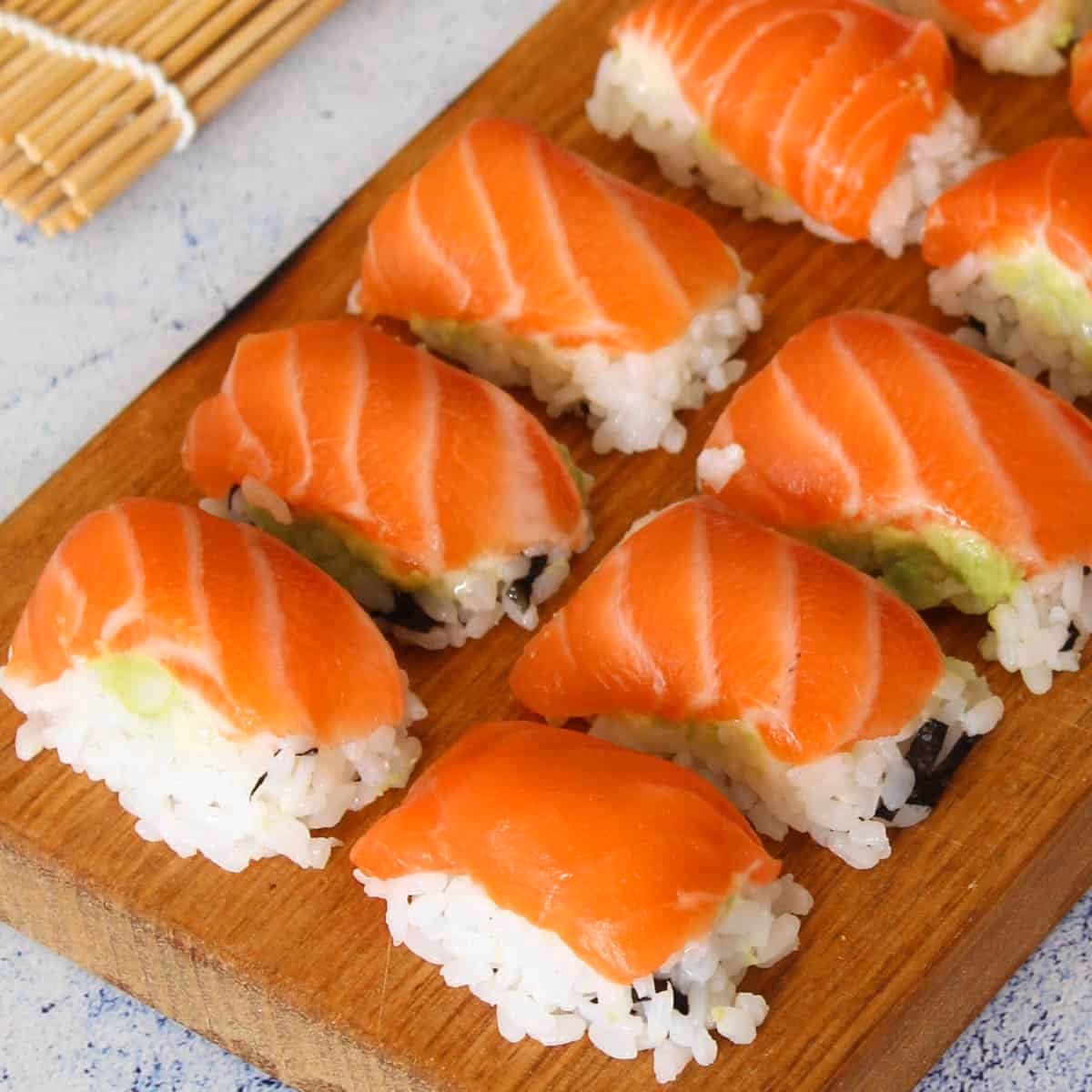 What are the ingredients in nigiri sushi?