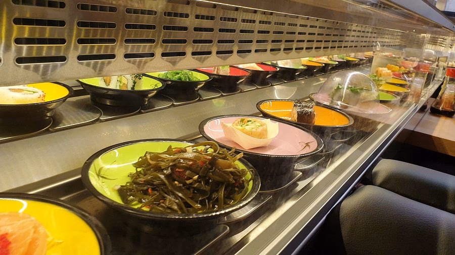 Jak se platí v running sushi?