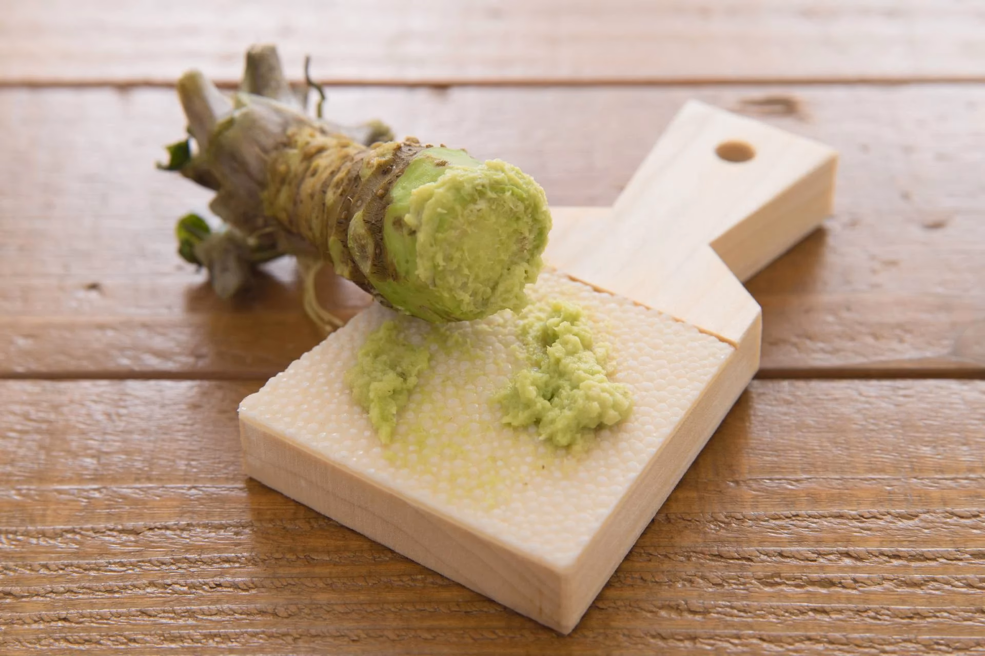 How can we differentiate horseradish and wasabi?